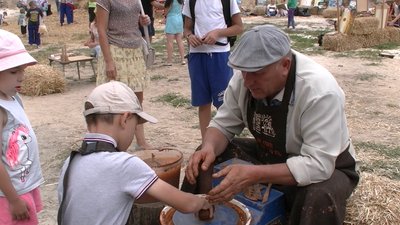 За дідівськими традиціями: на Черкащині під час фестивалю «Крутий заміс» будували хату-мазанку За дідівськими традиціями: на Черкащині під час фестивалю «Крутий заміс» будували хату-мазанку