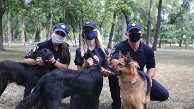 Поліцейські фотографуються із безпритульними тваринами у рамках проєкту "Я вартий порятунку" Поліцейські фотографуються із безпритульними тваринами у рамках проєкту "Я вартий порятунку"