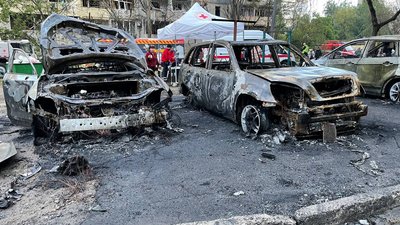 У Миколаєві під’їзд будинку, в який влучила російська ракета, визнали аварійним У Миколаєві під’їзд будинку, в який влучила російська ракета, визнали аварійним