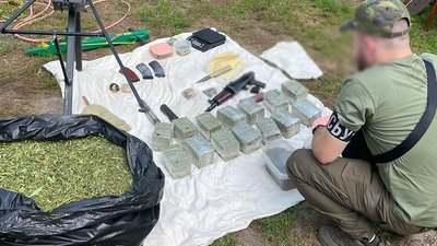 У Києві викрили іноземців, які збували підроблену валюту та вогнепальну зброю У Києві викрили іноземців, які збували підроблену валюту та вогнепальну зброю