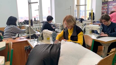 У Франківську студенти та викладачі Інституту мистецтв шиють спальні мішки для українських воїнів У Франківську студенти та викладачі Інституту мистецтв шиють спальні мішки для українських воїнів