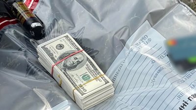 Вилучені у вимагачів 43 тисячі доларів Вилучені у вимагачів 43 тисячі доларів