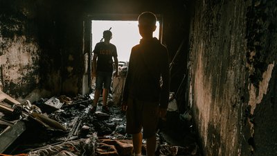 Фотограф з Івано-Франківська відзняв випускників на руїнах Чернігова Фотограф з Івано-Франківська відзняв випускників на руїнах Чернігова