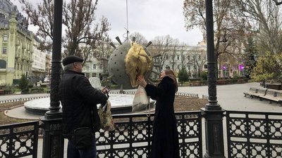 В Одесі представили скульптуру, яка символізує домашнє насильство під час пандемії В Одесі представили скульптуру, яка символізує домашнє насильство під час пандемії