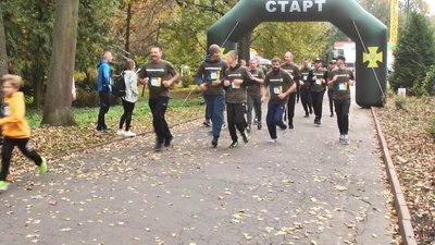У забігові на підтримку ЗСУ в Хмельницькому взяли участь 128 учасників - від іменитих спортсменів та представників влади до простих хмельничан. У забігові на підтримку ЗСУ в Хмельницькому взяли участь 128 учасників - від іменитих спортсменів та представників влади до простих хмельничан.