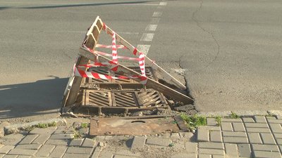 На центральному проспекті Запоріжжя після дощів провалився асфальт На центральному проспекті Запоріжжя після дощів провалився асфальт