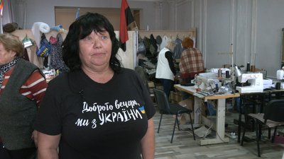 "Працюємо до перемоги". На Івано-Франківщині волонтери шиють каремати для бійців