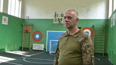 Про приїзд ніхто не знав: шкільний вчитель з Волині, який служить у ЗСУ, приїхав 1 вересня до колишніх учнів Про приїзд ніхто не знав: шкільний вчитель з Волині, який служить у ЗСУ, приїхав 1 вересня до колишніх учнів