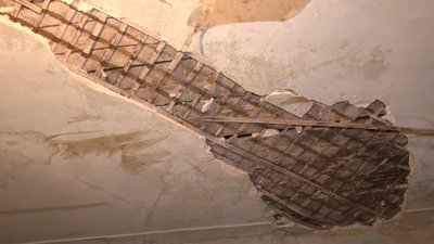 Жителі будинку на Одеській у Харкові самостійно ремонтують дім після влучання в нього російської ракети Жителі будинку на Одеській у Харкові самостійно ремонтують дім після влучання в нього російської ракети