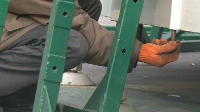 У центрі Харкова почали монтувати ялинку