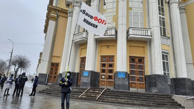 "Дайте нам працювати": вінницькі підприємці мітингують біля будівлі ОДА "Дайте нам працювати": вінницькі підприємці мітингують біля будівлі ОДА