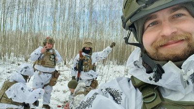 Влад Маховський (праворуч) з побратимами