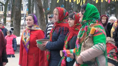 Жінки, які не повіддавали своїх синів та дочок заміж, волокли селом поліно та співали соромітських пісень Жінки, які не повіддавали своїх синів та дочок заміж, волокли селом поліно та співали соромітських пісень