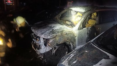 Пожежа на парковці у Харкові: дві машини згоріли, дві пошкоджені Пожежа на парковці у Харкові: дві машини згоріли, дві пошкоджені