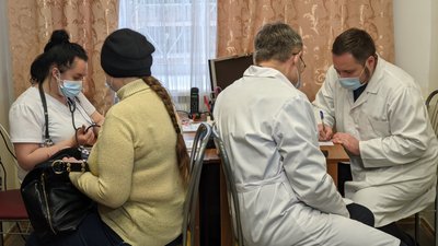 Директор харківської інфекційної лікарні Нартов вакцинувався від COVID