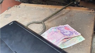 Українські військові захопили БТР та знайшли у ньому награбовані армійцями РФ цінності