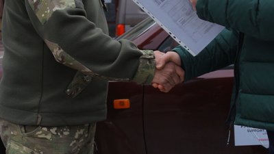 Литовці передали авто для військових з Сумщини Литовці передали авто для військових з Сумщини