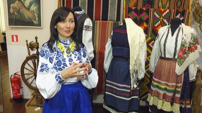 На фото авторка монографії Лілія. Жінка одягнута в "зіньківську" вишиту сорочку.