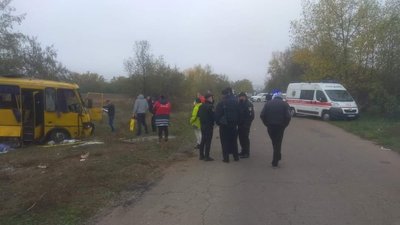 ДТП під Херсоном: 2 людини загинули, 10 травмовані ДТП під Херсоном: 2 людини загинули, 10 травмовані