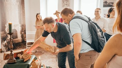 Дослідник показує відвідувачам старовинні кахлі, які віднайшли в палаці.
