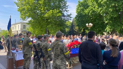 У Полтаві прощаються із загиблими на війні бійцями У Полтаві прощаються із загиблими на війні бійцями