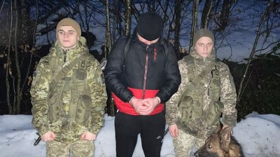 В горах на Закарпатті прикордонники затримали сімох чоловіків, які спробували перетнути кордон В горах на Закарпатті прикордонники затримали сімох чоловіків, які спробували перетнути кордон