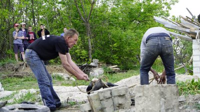 Розстріляні та спалені: під Харковом збирають тіла вбитих російських військових Розстріляні та спалені: під Харковом збирають тіла вбитих російських військових