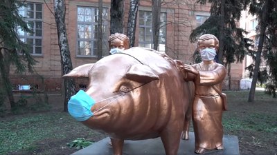 У Полтаві волонтери вдягнули захисні маски на пам’ятники У Полтаві волонтери вдягнули захисні маски на пам’ятники