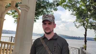 військовослужбовець