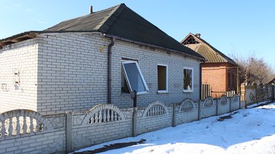 Про наслідки бомбардування села Оленинське на Сумщині розповіли місцеві мешканці Про наслідки бомбардування села Оленинське на Сумщині розповіли місцеві мешканці