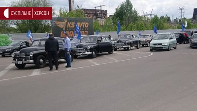 Херсонець хотів долучитись до автопробігу, а потрапив на політичну акцію Херсонець хотів долучитись до автопробігу, а потрапив на політичну акцію