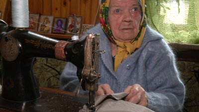 91-річна жителька Черкас щодня шиє для захисників України подушки 91-річна жителька Черкас щодня шиє для захисників України подушки