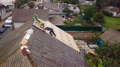 "Чернігівські дракони": хто ремонтує покрівлі обстріляних будинків