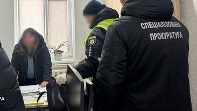 Правоохоронці та підозрювана