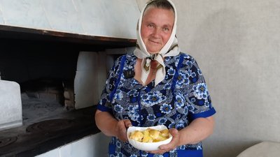 Господиня Ганна Василюк тримає печений у печі сир у маслі