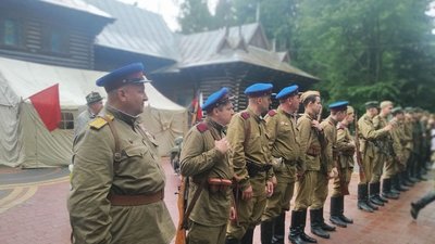 Марш слави, реконструкція подій, панахида. В Івано-Франківську відзначили День Героїв Марш слави, реконструкція подій, панахида. В Івано-Франківську відзначили День Героїв