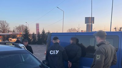 На Львівщині затримали чоловіка, який за гроші допомагав перетнути кордон чоловікам призовного віку