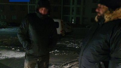 Йшли "викидати сміття": патрульні виявили бурштин у пакетах рівнян