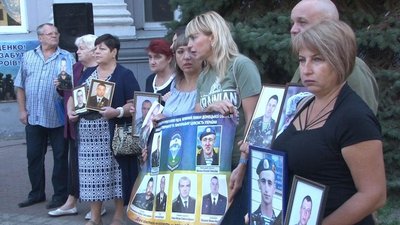 Дніпропетровщина: жителі Новомосковська на мітингу вимагали встановити меморіал загиблим бійцям