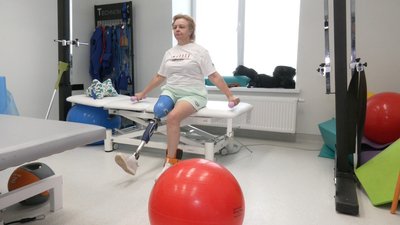 У будинок в Мощуні потрапив снаряд: у Львові 57-річна жінка вчиться заново ходити на протезі