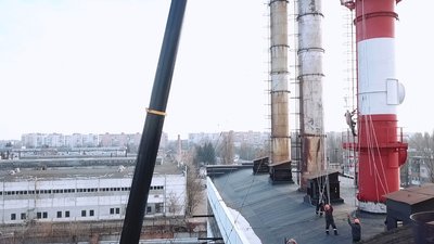 Монтують трубу за допомогою спеціального крану Монтують трубу за допомогою спеціального крану