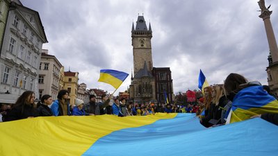 Люди збираються щоб відзначити першу річницю повномасштабного вторгнення Росії в Україну, центр Праги, Чеська Республіка, п’ятниця, 24 лютого 2023 р.