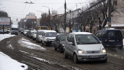 На Буковині через снігопад ускладнений рух у напрямку Румунії. Де ще є затори