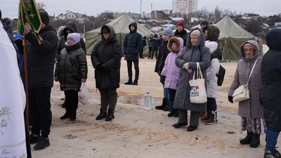 Черкащани слухають молитву біля Дніпра, 6 січня 2024 року