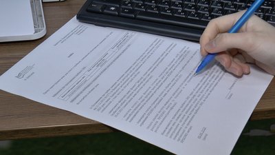 Абітурієнти заповнюють заяву задля реєстрації на пробне ЗНО