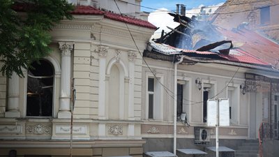 Наслідки російського удару по середмістю Херсона