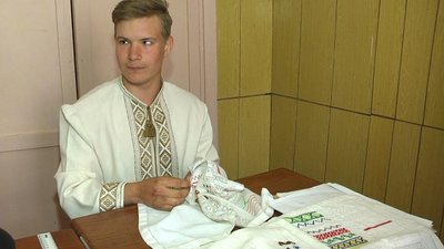 Дмитро Бородавко з Рівненської області. Хлопець навчається на вишивальника. Дмитро Бородавко з Рівненської області. Хлопець навчається на вишивальника.