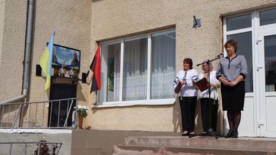 На Тернопільщині відкрили меморіальну дошку бійцю Івану Пастернаку На Тернопільщині відкрили меморіальну дошку бійцю Івану Пастернаку