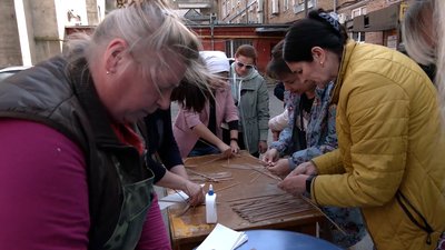 У Рівному плели з паперу, щоб залучити до виготовлення маскувальних сіток У Рівному плели з паперу, щоб залучити до виготовлення маскувальних сіток