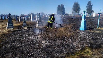 Горіли хрести і пам'ятники: на кладовищі на Волині сталася пожежа Горіли хрести і пам'ятники: на кладовищі на Волині сталася пожежа